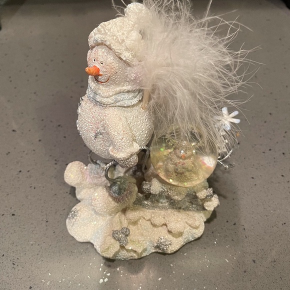 Snowman with snow globe decoration - Picture 1 of 7